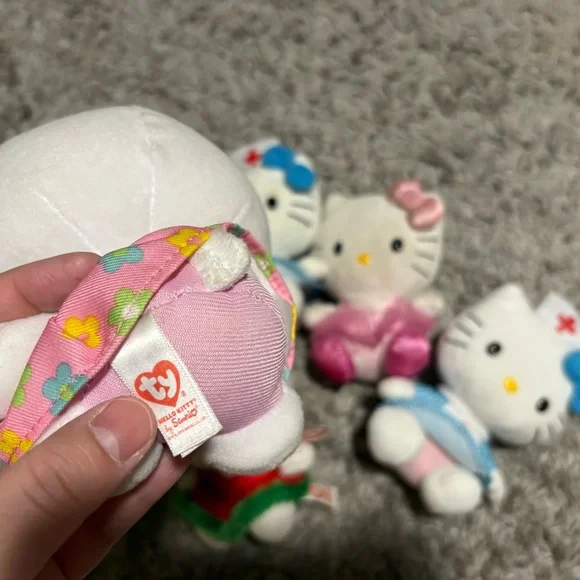 Hello Kitty Plush Set - Picture 4 of 4